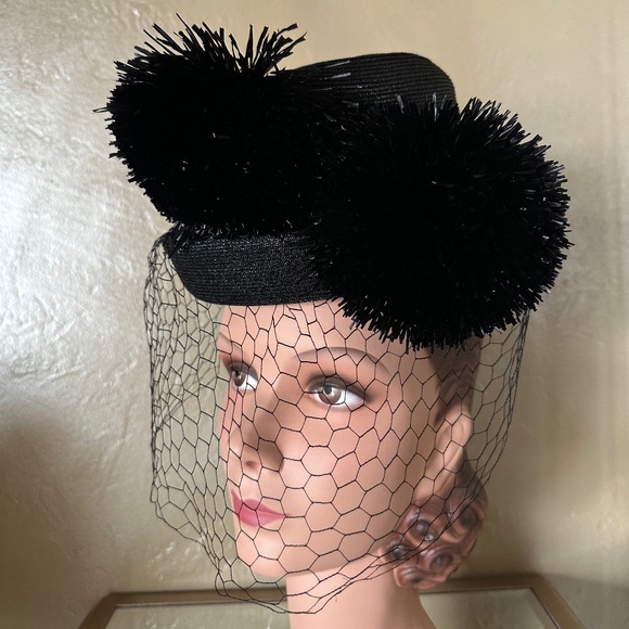 BREATHTAKING 1940s\' BLACK STRAW TOP HAT WITH 2 FEATHER PUFFS + FULL VEIL main image 7